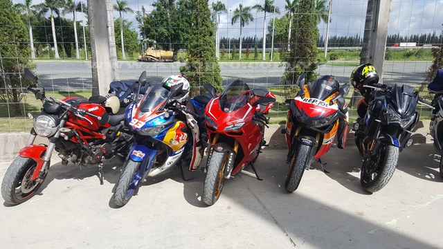 
Dàn mô tô phân khối lớn khủng của các biker Việt tham gia trải nghiệm xe Ducati.
