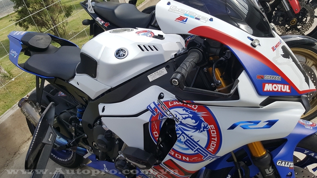 Yamaha YZF-R1 2015 được trang bị động cơ Crossplane 4 xi-lanh thẳng hàng, DOHC, làm mát bằng chất lỏng, dung tích 998 phân khối, công suất tối đa 200 mã lực, mô-men xoắn cực đại 112,4 Nm.