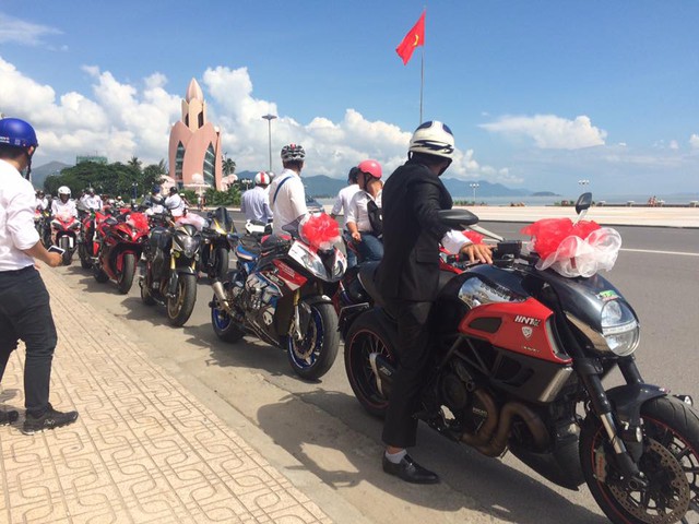 
Chú rể tự tay cầm lái chiếc Ducati Diavel dẫn đoàn mô tô khủng đi rước dâu.

