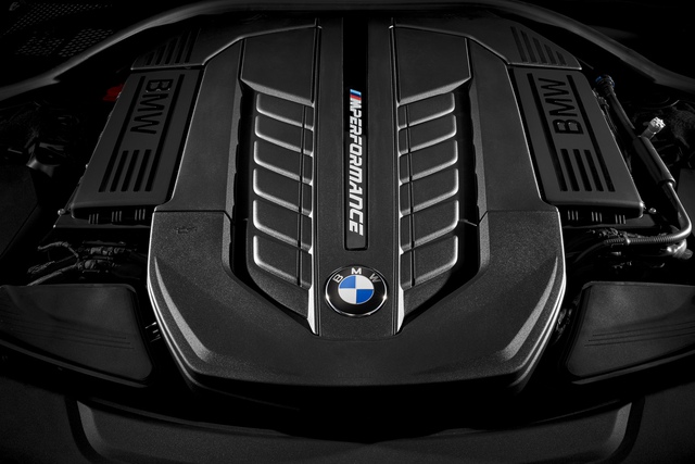 
Tương tự Rolls-Royce Ghost/Wraith/Dawn, BMW M760i xDrive 2017 được trang bị động cơ V12, tăng áp kép, dung tích 6,6 lít, sản sinh công suất tối đa 601 mã lực và mô-men xoắn cực đại 590 lb-ft. 

