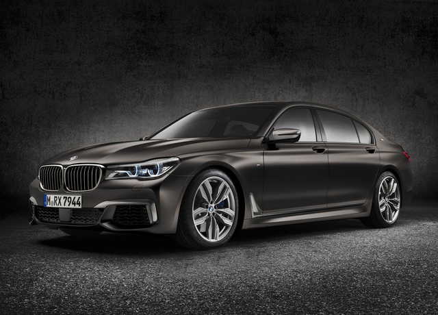 Như vậy, BMW M760i xDrive 2017 gần như đắt gấp đôi so với bản tiêu chuẩn 740i tại thị trường Mỹ. Trong khi đó, nếu so với Alpina B7, BMW M760i xDrive 2017 đắt hơn 16.800 USD.