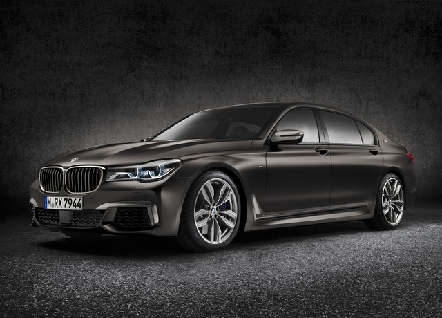 
Như vậy, BMW M760i xDrive 2017 gần như đắt gấp đôi so với bản tiêu chuẩn 740i tại thị trường Mỹ. Trong khi đó, nếu so với Alpina B7, BMW M760i xDrive 2017 đắt hơn 16.800 USD.
