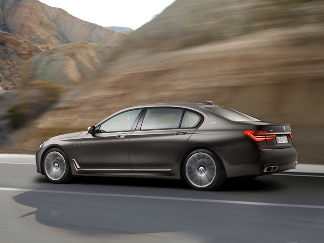 
Vào hồi tháng 2 đầu năm nay, hãng BMW đã chính thức công bố thông tin và hình ảnh cụ thể của mẫu siêu sedan M760i xDrive 2017. Tuy nhiên, mãi đến nay, hãng BMW mới công bố giá bán của 7-Series phiên bản hiệu suất cao này.
