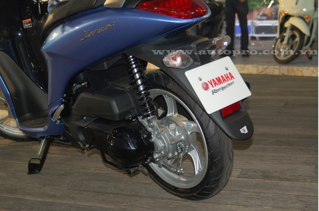 
Yamaha Janus trang bị vành 14 inch đi kèm bánh trước kích thước 80/80 và bánh sau 110/70, lốp có săm.
