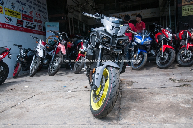 
Sau chiếc Yamaha MT-10 2016 đầu tiên xuất hiện tại Việt Nam vào tháng 8 vừa qua, giới nhập khẩu tư nhân tại Sài thành tiếp tục mạnh tay đưa thêm nhiều chiếc naked bike này về nước.
