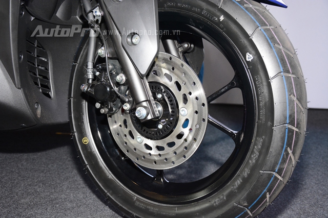 Để kìm hãm khối động cơ 155 phân khối, Yamaha trang bị cho NVX 155 đĩa đơn bánh trước có tích hợp hệ thống chống bó cứng phanh ABS, bánh sau sử dụng phanh tang trống.