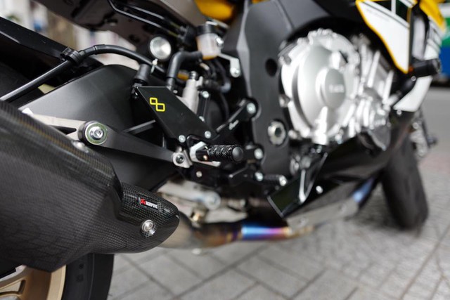 Thay cho bộ gác chân nguyên bản, biker có biệt danh thầy tụng trang bị bộ gác của Lightech có giá trung bình từ 300 đến 500 USD.