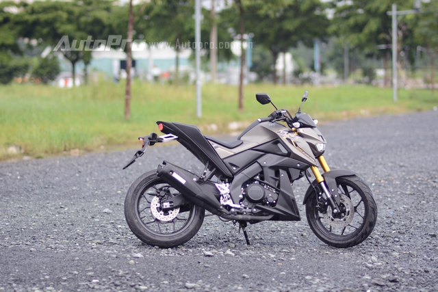 
Yamaha TFX150 chia sẻ bộ khung, động cơ và một số chi tiết với mẫu mô tô thể thao R15. Xe nặng 135 kg và được trang bị bình xăng có sức chứa 10,2 lít.
