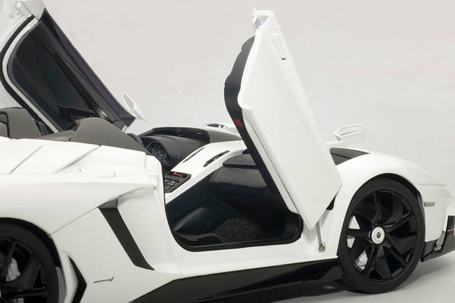 Cơ hội sở hữu Lamborghini Aventador J và Pagani Huayra giá cực mềm  11