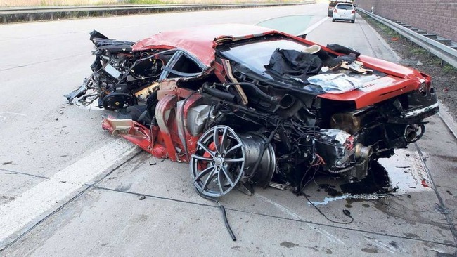 Tại nạn tại 300 km/h, Ferrari F430 tan tành nhưng không ai tử vong 1