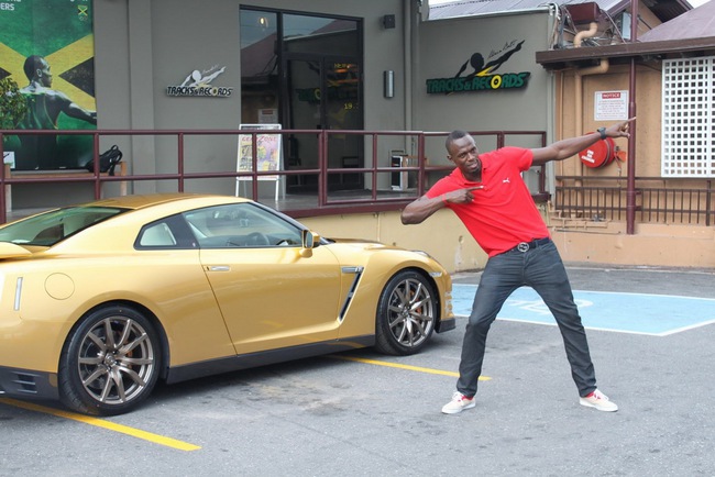 Usain Bolt bàn giao “tia chớp” Nissan GT-R 2
