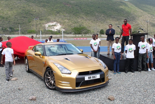 Usain Bolt bàn giao “tia chớp” Nissan GT-R 4