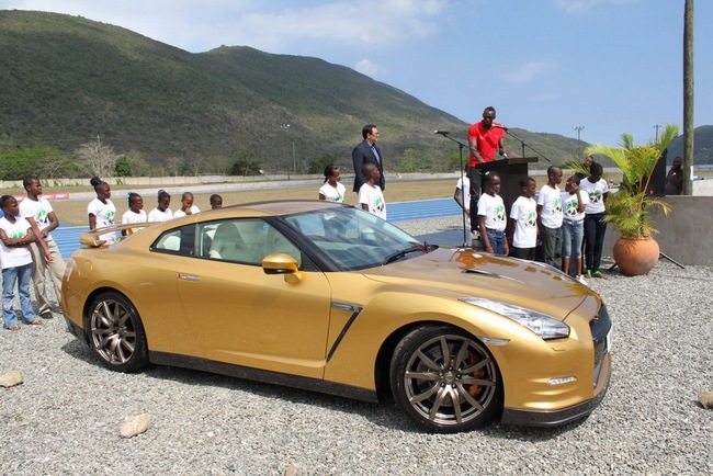 Usain Bolt bàn giao “tia chớp” Nissan GT-R 5