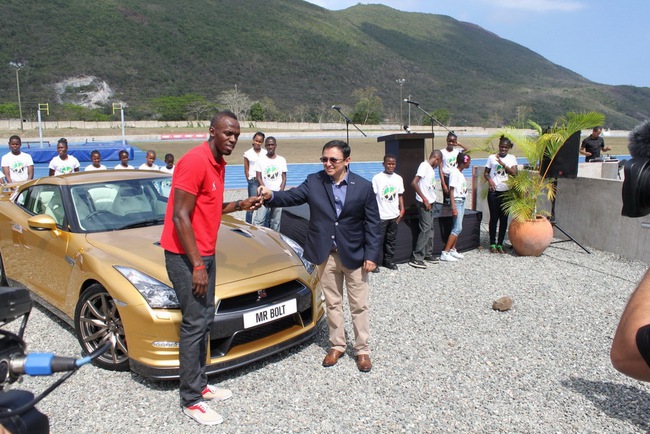 Usain Bolt bàn giao “tia chớp” Nissan GT-R 6