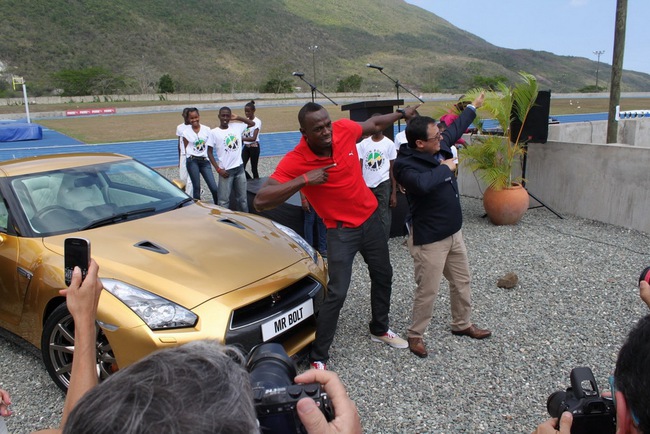 Usain Bolt bàn giao “tia chớp” Nissan GT-R 7