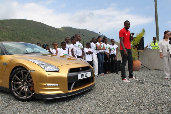Usain Bolt bàn giao “tia chớp” Nissan GT-R 11