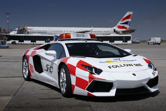 Lamborghini Aventador trở thành xe hướng dẫn tại sân bay 1