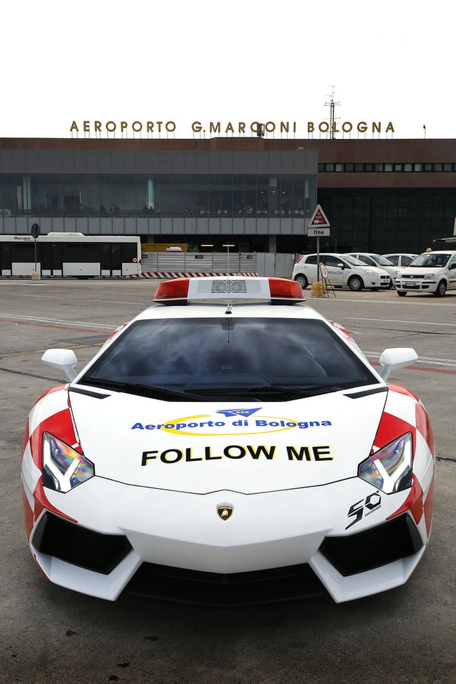 Lamborghini Aventador trở thành xe hướng dẫn tại sân bay 2