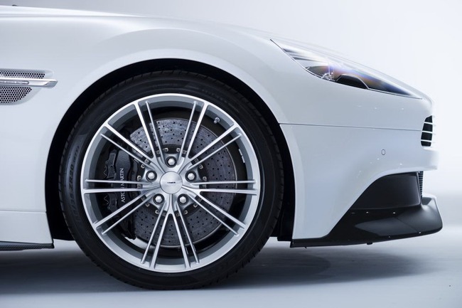Aston Martin Vanquish Volante: Thể thao, quyến rũ và tự do 8