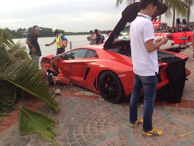 Lamborghini Aventador đâm đổ cây tại Bangkok 1