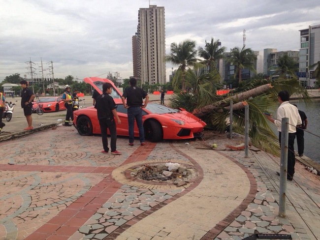 Lamborghini Aventador đâm đổ cây tại Bangkok 2