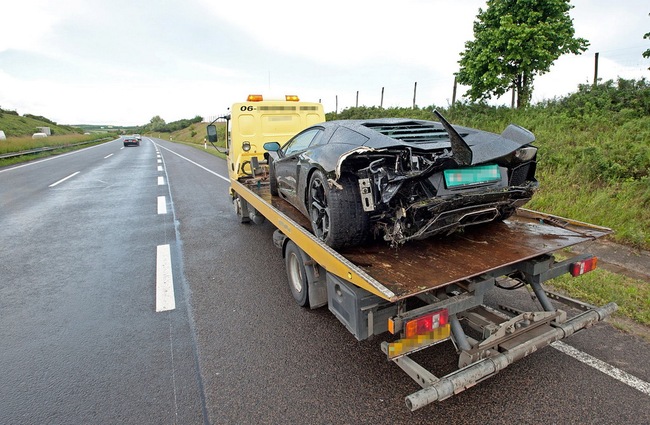 Lamborghini Aventador tan xác tại Hungary 6