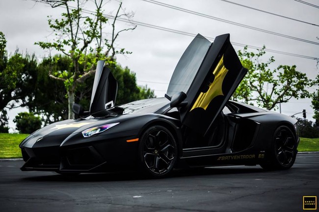Tóc vàng "chơi trội" với Lamborghini Aventador phong cách Người dơi 4