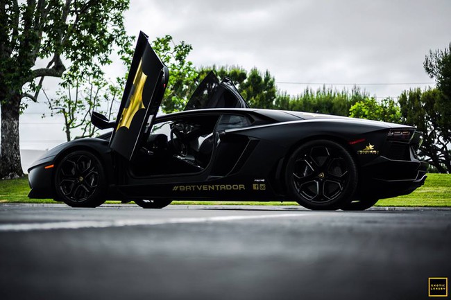 Tóc vàng "chơi trội" với Lamborghini Aventador phong cách Người dơi 5