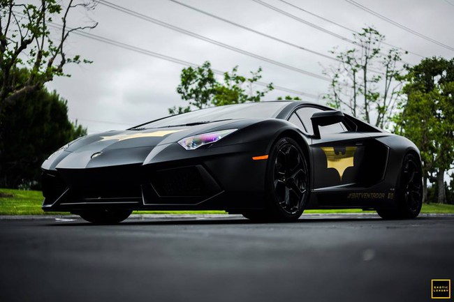 Tóc vàng "chơi trội" với Lamborghini Aventador phong cách Người dơi 7