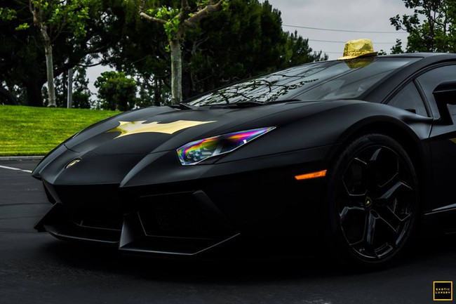 Tóc vàng "chơi trội" với Lamborghini Aventador phong cách Người dơi 16