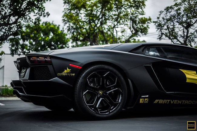 Tóc vàng "chơi trội" với Lamborghini Aventador phong cách Người dơi 19