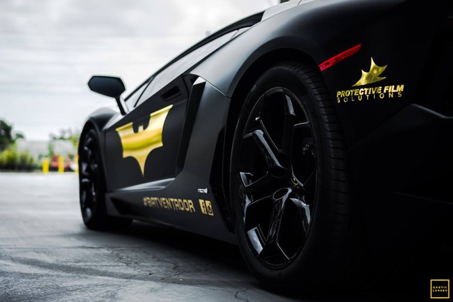 Tóc vàng "chơi trội" với Lamborghini Aventador phong cách Người dơi 20