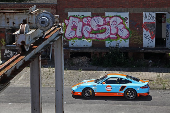 Một chiếc Porsche 911 Turbo màu mè và mạnh mẽ hơn 11