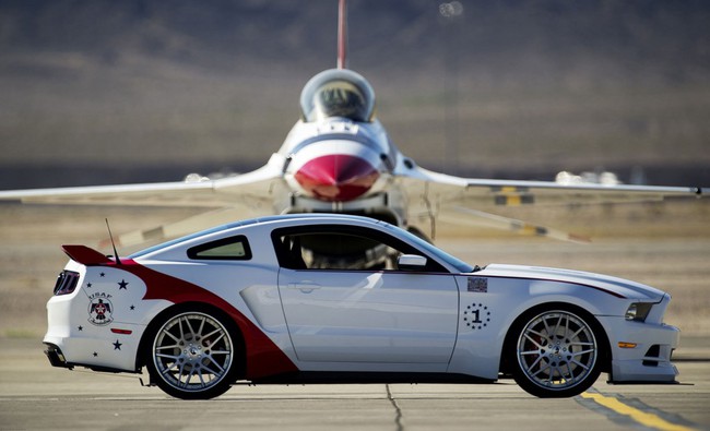 Ford Mustang GT độc tôn vinh đội bay nhanh nhất thế giới 2