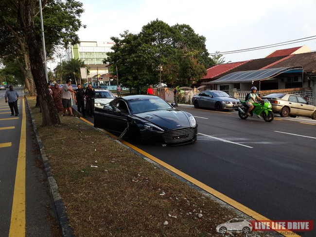 Nhân viên phá nát Aston Martin Rapide S tại Malaysia 4