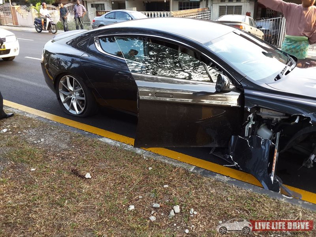 Nhân viên phá nát Aston Martin Rapide S tại Malaysia 5