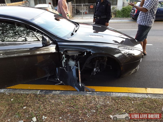 Nhân viên phá nát Aston Martin Rapide S tại Malaysia 6