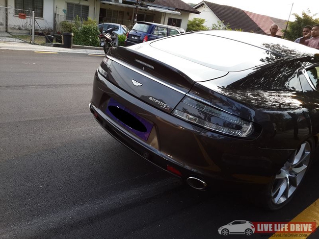 Nhân viên phá nát Aston Martin Rapide S tại Malaysia 7