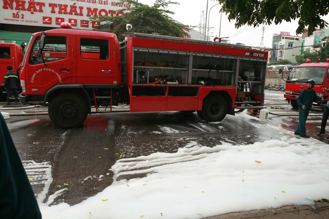 Cập nhật: Cháy lớn ở cây xăng Trần Hưng Đạo,nhiều lính cứu hỏa bị thương 2