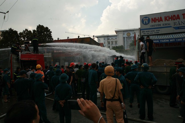 Cập nhật: Cháy lớn ở cây xăng Trần Hưng Đạo,nhiều lính cứu hỏa bị thương 3