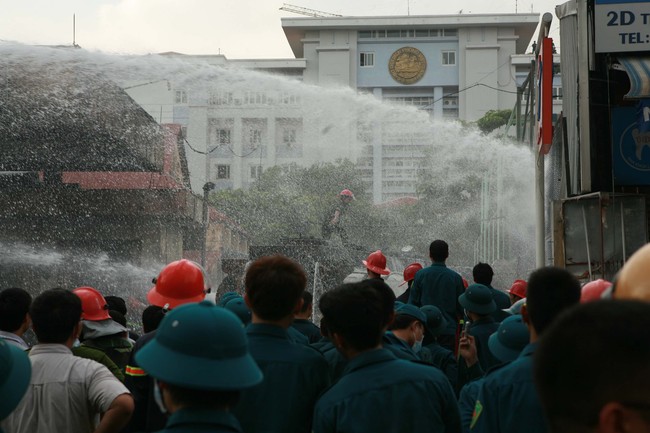 Cập nhật: Cháy lớn ở cây xăng Trần Hưng Đạo,nhiều lính cứu hỏa bị thương 4