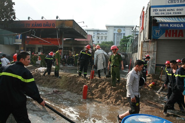 Cập nhật: Cháy lớn ở cây xăng Trần Hưng Đạo,nhiều lính cứu hỏa bị thương 1