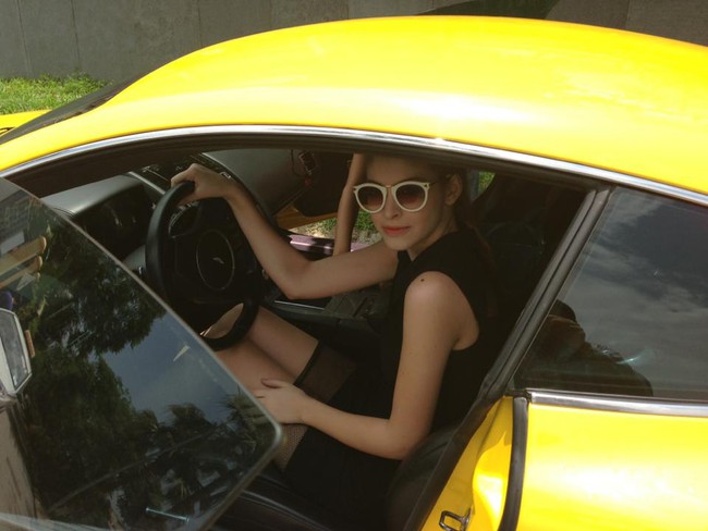 Hot girl Andrea được tặng Aston Martin DB9 trong ngày sinh nhật 1