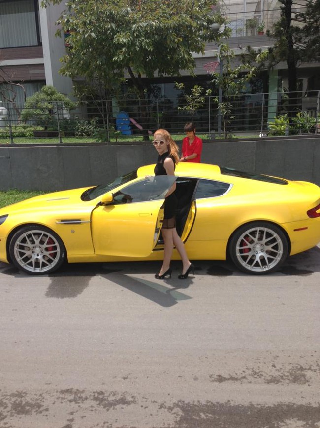 Hot girl Andrea được tặng Aston Martin DB9 trong ngày sinh nhật 3