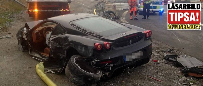 Ferrari nát tươm do va chạm với rào bê tông, một người chết 2