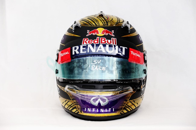 Mũ bảo hiểm vàng của Vettel lập kỷ lục đấu giá 2