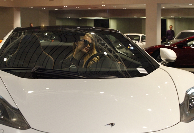 Paris Hilton chọn xe McLaren 12C Spider 1