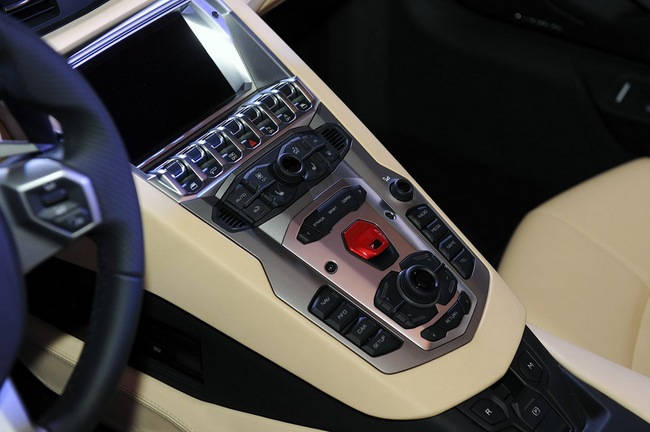 Aventador LP700-4 Roadster lần đầu ra mắt công chúng 27