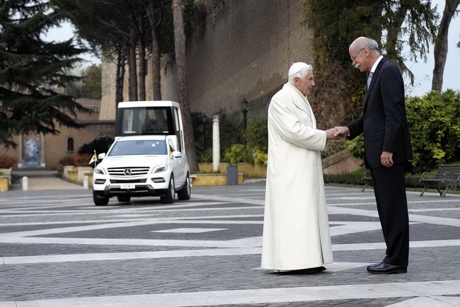 Mercedes-Benz trao tặng M-Class “thửa riêng” cho Giáo hoàng Benedict XVI 1