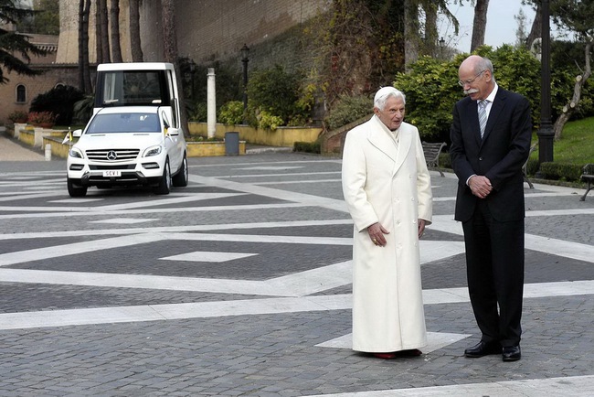 Mercedes-Benz trao tặng M-Class “thửa riêng” cho Giáo hoàng Benedict XVI 2